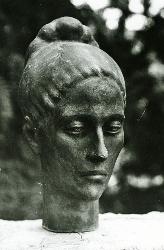 «Жіночий портрет». 1990. Гіпс тонований